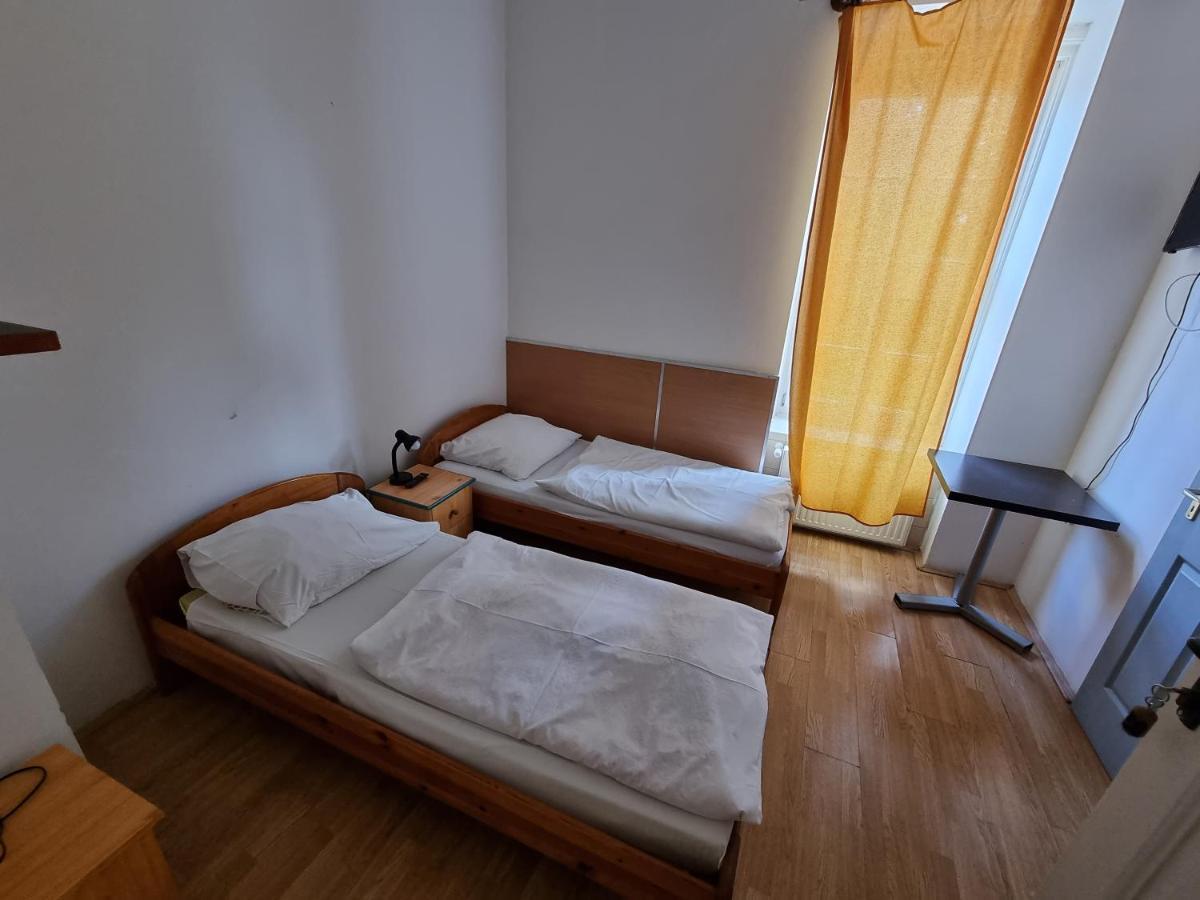 Rugby Club Hostel Эстергом Экстерьер фото