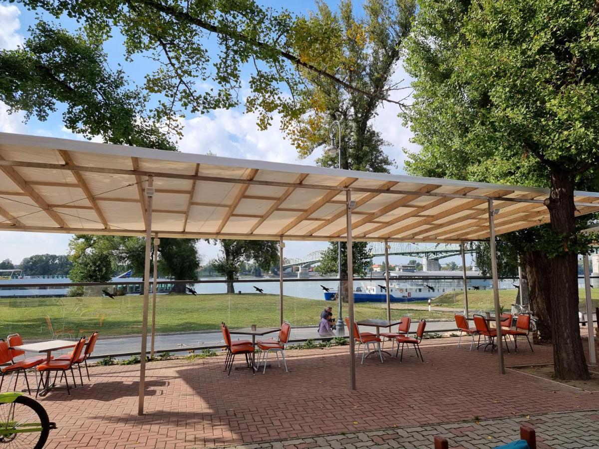 Rugby Club Hostel Эстергом Экстерьер фото