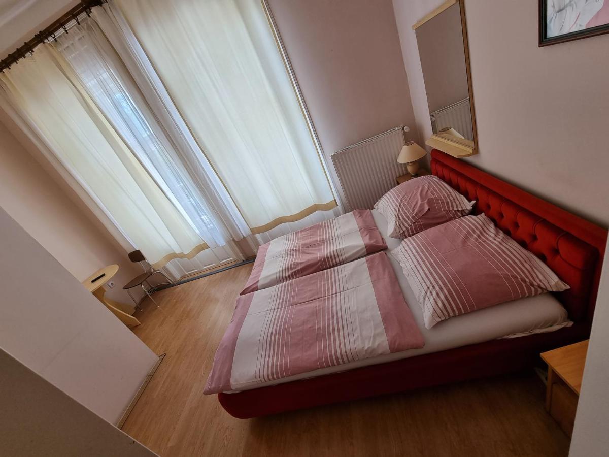 Rugby Club Hostel Эстергом Экстерьер фото